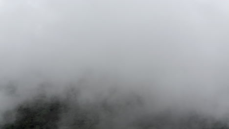 Vuelo-Entre-Las-Nubes,-Pueblo-En-El-Bosque-Durante-Un-Día-Nublado
