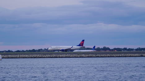 Avión-Que-Sale-En-La-Pista-Del-Aeropuerto