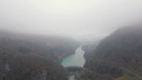 Vuelo-De-Drones-Sobre-Un-Lago-De-Montaña-Brumoso