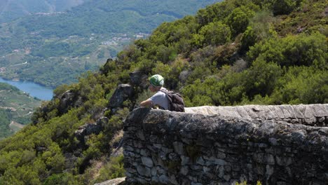 Begeisterter-Tourist-Mit-Blick-Auf-Die-Ribeira-Sacra-In-Spanien,-Schwenk-Nach-Links