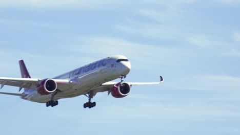 Un-Primer-Plano-Del-Airbus-A350-Del-Atlántico-Virgen-Llega-A-Aterrizar-En-El-Aeropuerto-De-Heathrow-En-Londres,-Toma-Manual