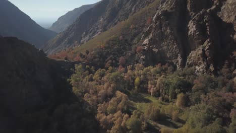 Viaje-A-Través-Del-Paisaje-épico-Del-Gran-Cañón-Cottonwood-En-Utah-En-Otoño