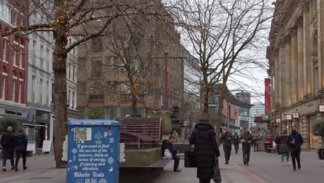 Cámara-Lenta-De-Gente-Comprando-En-El-Centro-De-La-Ciudad-De-Manchester-En-Un-Día-Oscuro-Durante-La-Navidad