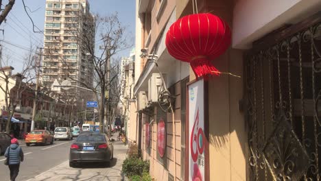 Sonniges-Tageslicht-Auf-Einem-Zweistöckigen-Stadthaus-In-Der-South-Shanxi-Road-Mit-Modernen-Hochhäusern-Im-Hintergrund-Als-Typische-Mischung-Der-Beiden-Welten-In-Der-Französischen-Konzession,-Shanghai