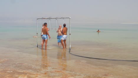 Menschen-Unter-Der-Dusche-Im-Toten-Meer,-Israel