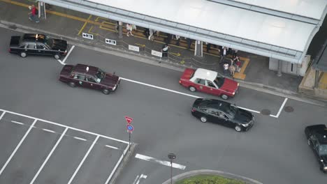 Erhöhte-Ansicht-Des-Taxistandes-Vor-Dem-Bahnhof-Kyoto