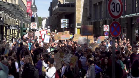 School-kids-demonstrating-for-climate-justice-in-cologne