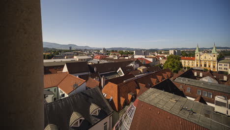 Lapso-De-Tiempo-De-Movimiento-Panorámico-De-La-Ciudad-De-Žilina,-Eslovaquia-Vista-Desde-La-Torre-De-Burian-En-Un-Día-Soleado-De-Verano