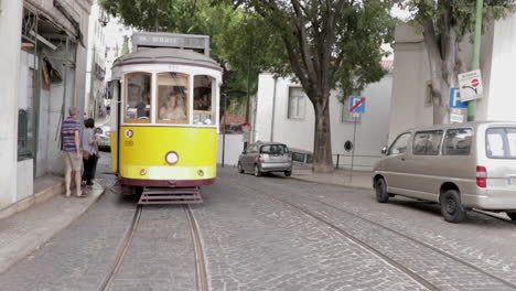 Tranvía-Eléctrico-Cruzando-Las-Calles-De-Lisboa-Toma-De-Seguimiento-Frontal