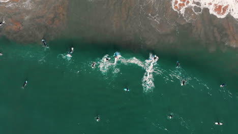 Luftaufnahme-Von-Surfern,-Die-An-Einem-Der-Strände-Der-Algarve-In-Portugal-Wellen-Reiten