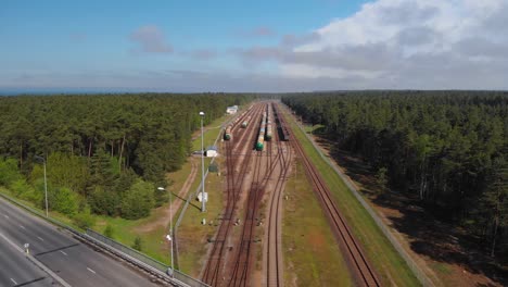 Vista-Aérea-Del-Puente-Que-Está-Construido-Sobre-Los-Rieles-Del-Tren