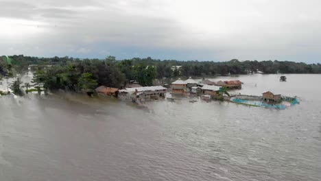 4k-Vuelo-Aéreo-Hacia-Atrás-Revela-Toma-De-Una-Escuela-En-La-Isla-Del-Río-Majuli-Sumergida-En-Las-Inundaciones-Del-Monzón-Brahmaputra