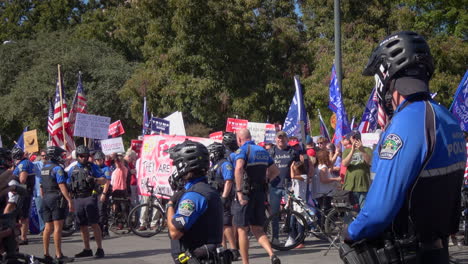 Polizei-Kontrolliert-Menschenmengen,-Während-Empörte-Trump-Anhänger-Gegen-Bidens-Sieg-Bei-Den-US-Präsidentschaftswahlen-2020-Protestieren