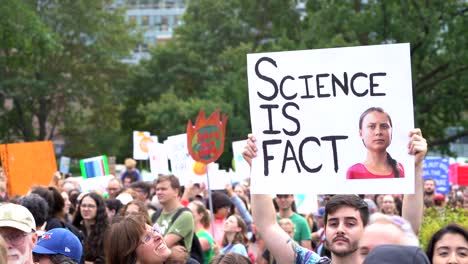 Hombre-Sosteniendo-Un-Cartel-De-Greta-Thunberg-Durante-La-Marcha-Sobre-El-Cambio-Climático.