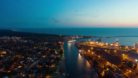 Cruise-ship-leaving-port-at-night