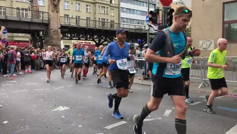 Die-Läufer-Des-Berlin-Marathons-2018-Werden-Entlang-Der-Strecke-Von-Den-Zuschauern-Angefeuert