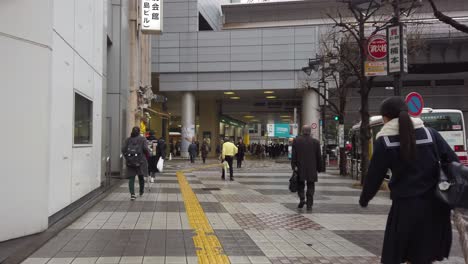 Peatones-Caminando-Por-La-Estación-De-Shibuya