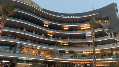 Curved-Emaar-hotel-building-before-Burj-Khalifa-in-Dubai-Mall