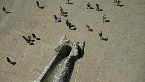 Gargoyle-on-the-Palais-des-Papes-in-Avignon,-France