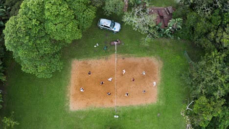 Gente-Jugando-Voleibol-Fuera-De-La-Vista-Aérea-Superior