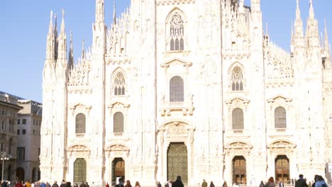 Milán,-Italia---03-De-Mayo-De-2021:-Multitud-De-Turistas-En-La-Plaza-Frente-Al-Duomo-De-Milán,-Italia,-Muchas-Personas-Con-Máscaras-Para-Protegerse-De-La-Infección-Por-Covid-19,-Pandemia,-Virus