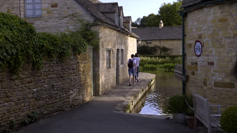 Dieses-Filmmaterial-Zeigt-Ein-Paar,-Das-Durch-Den-Weg-Bei-Old-Mill-Lower-Slaughter-Geht