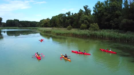 Panorama-Luftaufnahme-Von-Menschen,-Die-An-Einem-Sonnigen-Tag-Auf-Der-Donau,-Ungarn,-Kajak-Fahren