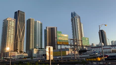 Coches-En-La-Autopista-Frente-Al-Horizonte-De-Miami-Al-Atardecer