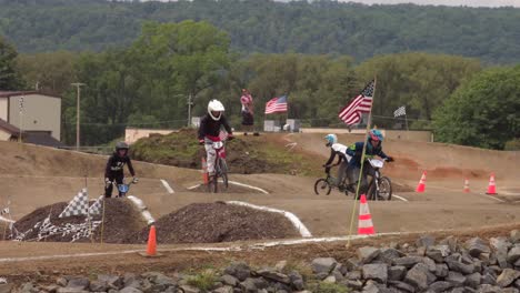 Zeitlupe-Von-Teenagern,-Die-Beim-BMX-Rennen-In-New-York-Auf-Der-Strecke-Rennen