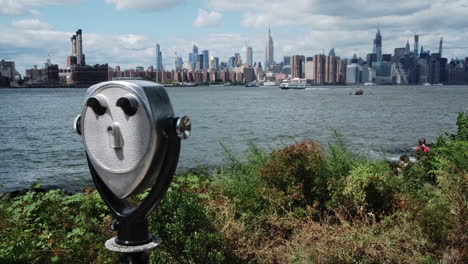 Scenic-view-of-Midtown-Manhattan,-New-York-City-from-across-the-East-River