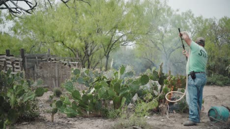 Kontrolliertes-Abbrennen-Eines-Kaktus-Durch-Einen-Bauern-Im-Norden-Mexikos,-Weitwinkelaufnahme
