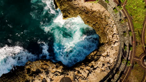 Vista-Superior-De-La-Playa-De-La-Cala-Rocosa-De-Las-Lágrimas-Del-Diablo-En-Nusa-Lembongan,-Bali,-Indonesia