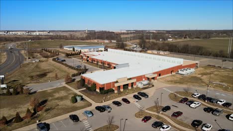 Reveal-shot-of-Tennessee-College-of-Applied-Technology-in-Clarksville,-Tennessee