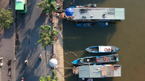 Drohnenaufnahme-Mit-Blick-über-Den-Kanalrand-Mit-Am-Ufer-Festgebundenen-Booten