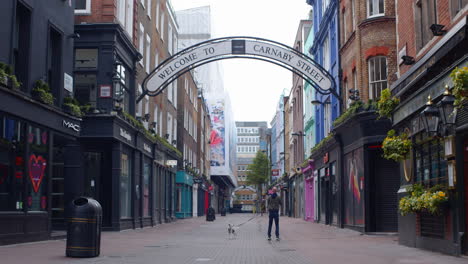 Carnaby-Street-Soho-En-Bloqueo-Pandémico-De-Covid-Con-Una-Sola-Persona-En-Tiro,-Londres