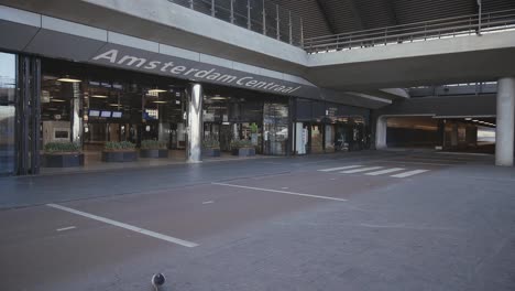 Estación-Central-Vacía-Durante-El-Brote-De-Coronavirus-En-Amsterdam,-Países-Bajos