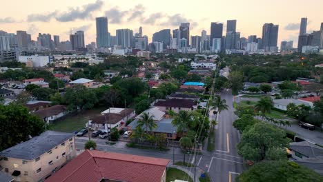 Empuje-Aéreo-Hacia-El-Horizonte-De-Miami,-Florida,-Al-Amanecer.