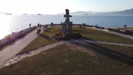 Foto-Aérea-De-Sunset-Beach-Escultura-De-Las-Primeras-Naciones-Inukshuk-Y-Estatua-De-Navegación