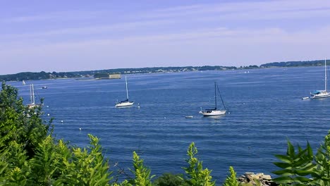 Portland,-Maine,-En-La-Bahía-De-Casco,-Alberga-Un-Paseo-Marítimo-En-Funcionamiento,-Embarcaciones-De-Recreo-Y-Muchas-Islas.