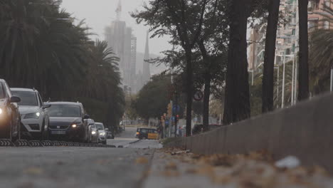 Aire-Contaminado-De-Barcelona,-España,-Con-Coches-Que-Viajan-Diariamente-Al-Trabajo-Pasando