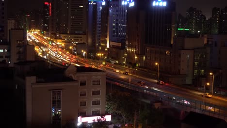 Blick-Auf-Die-Autobahn-Mit-Einigen-Autos-In-Der-Nacht