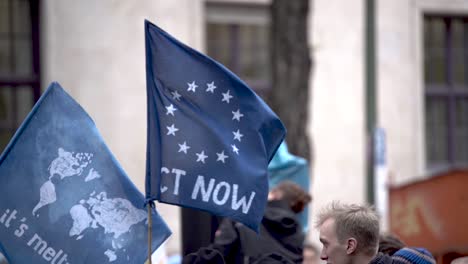 Cámara-Lenta-De-Bandera-Ondeando-En-Manifestación-Ambiental-Para-Proteger-El-Planeta