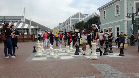 Passanten-An-Der-Beliebten-Kapstadt-Touristenattraktion-VA-Waterfront-In-Der-Ferienzeit