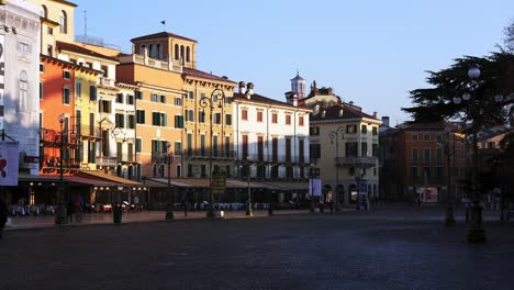 Piazza-Bra-En-El-Corazón-Histórico-De-Verona-Muy-Temprano-En-La-Mañana,-El-único-Momento-En-El-Que-Se-Puede-Visitar-Sin-Grandes-Aglomeraciones-De-Turistas.