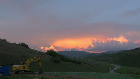 Farbenfroher-Sonnenuntergang-Mit-Einem-Bagger-Im-Vordergrund