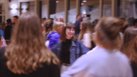 Eine-Menge-Leute-Tanzt-Fröhlich-Im-Konferenzsaal-Der-Waldorfschule-In-Den-Niederlanden---Mittlere-Aufnahme