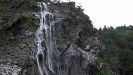 La-Cascada-Powerscourt-Es-La-Más-Alta-De-Irlanda-Con-398-Pies