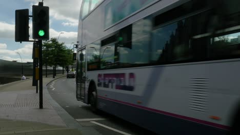 Lange-Aufnahme-Von-Autos,-Die-Einen-Bahnübergang-In-Der-Nähe-Des-Bahnhofs-Sheffield-Und-Der-Anschlussstelle-Auf-Der-A61-Passieren,-Die-Durch-Sheffield-Führt,-4K-25p