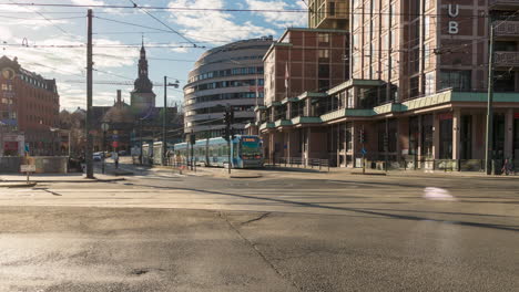 Time-lapse-of-downtown-Oslo-zoom-in,-Oslo-S-traffic-passing-by