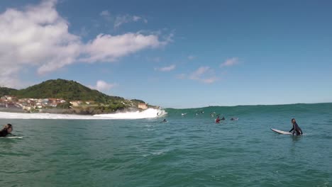 Cámara-Lenta-Pov-Surfeando-Mundaka-Punto-De-Ruptura-De-La-Mano-Izquierda-En-La-Desembocadura-De-Un-Río-Un-Surfista-En-Acción-Montando-Un-Barril-Pasando